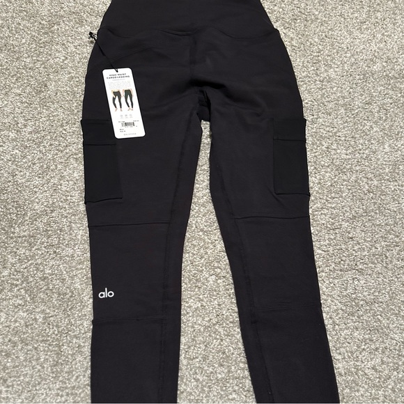 Alo High-Waist Cargo Legging, NWOT, Black, 4 pockets, new! Size M and XS - Picture 8 of 9